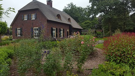 Hoeve Strobol gezien vanuit de bloementuin