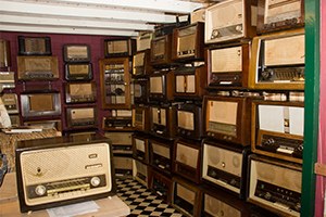 Een wand vol oude radio's in het museum