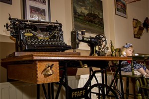 Een oude typemachine en een Pfaff-naaimachine in het museum