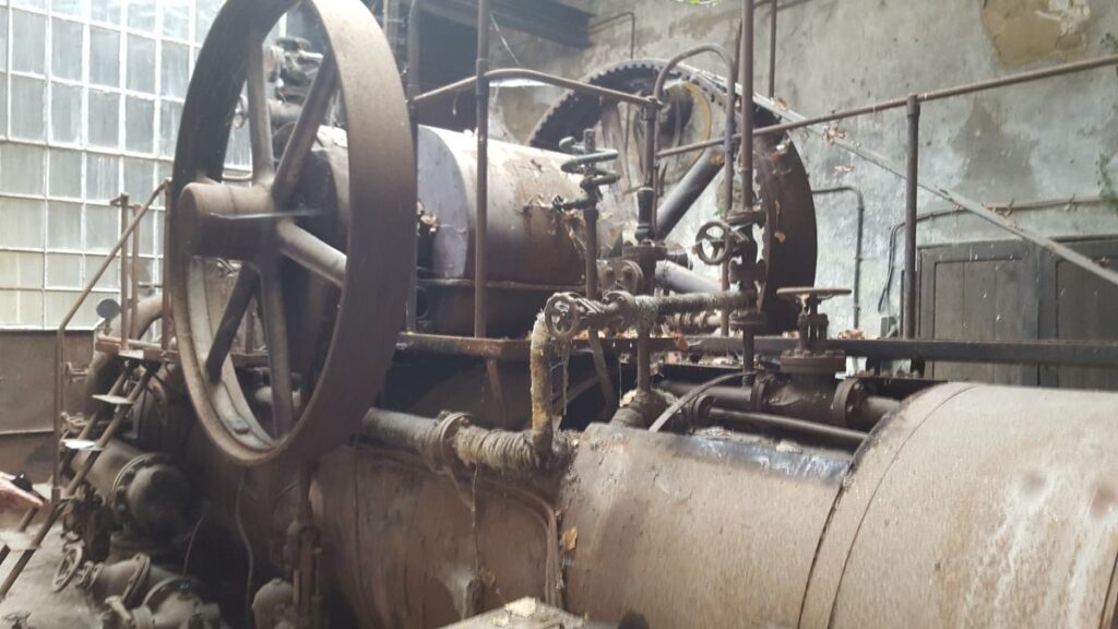 De stoommachine met het vliegwiel in de houtzagerij in Mognéville