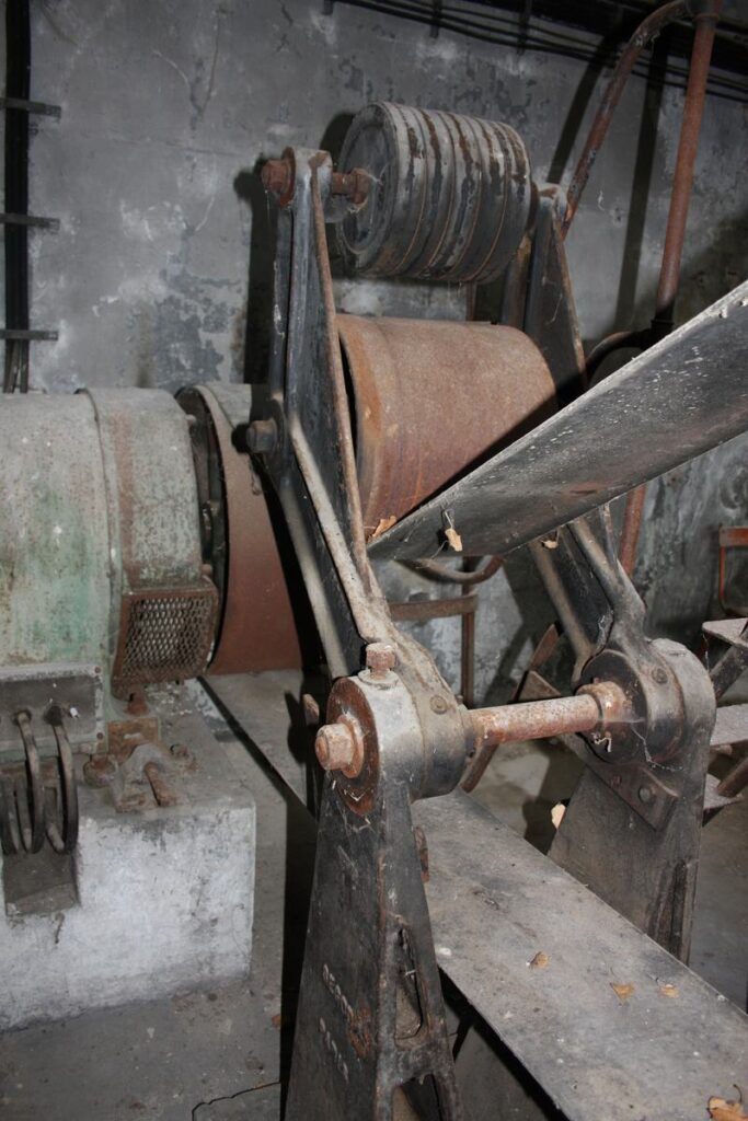 Riemschijven en drijfwerk van de stoommachine