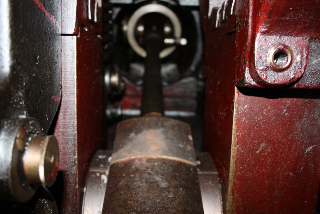 Close-up van de kruiskop in het rode frame van de machine