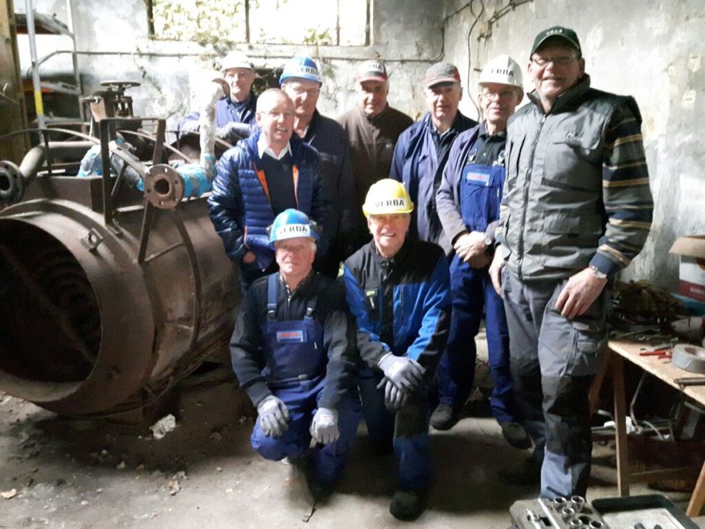 De vrijwilligers van Hoeve Strobol bij de stoommachine in Mognéville