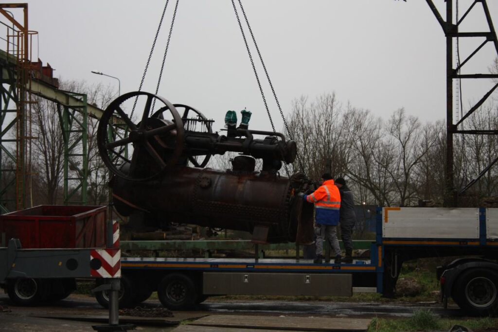 De stoommachine wordt op een vrachtwagen gezet