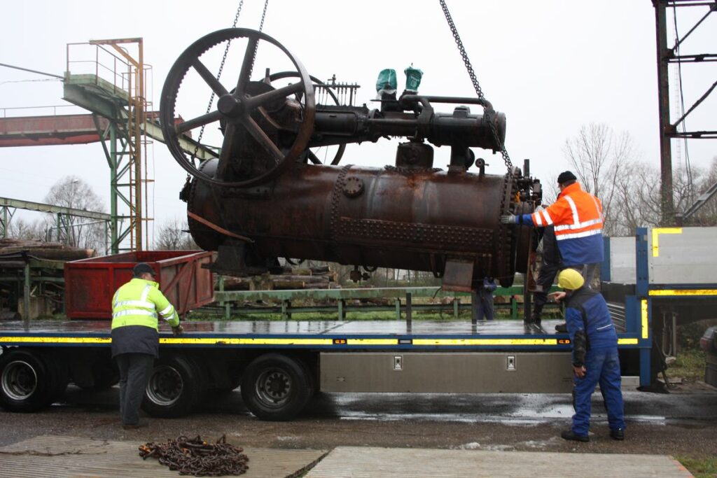 Vrijwilligers zetten de stoommachine vast op de vrachtwagen