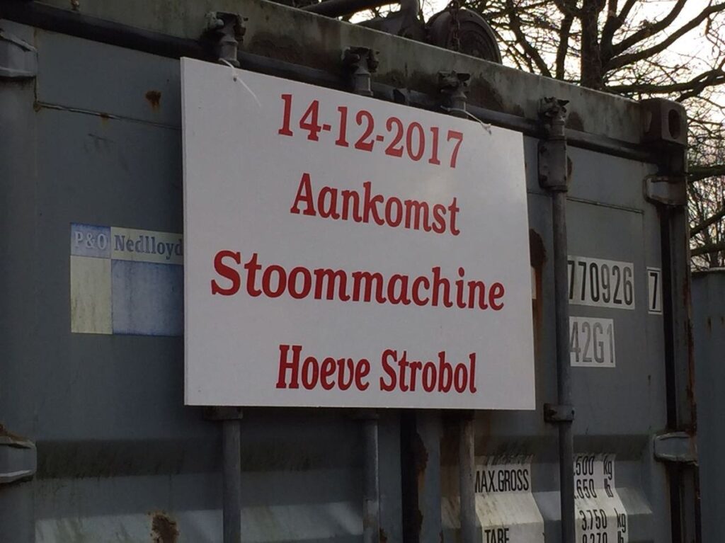 Bord met de tekst: 14-12-2017 Aankomst Stoommachine Hoeve Strobol