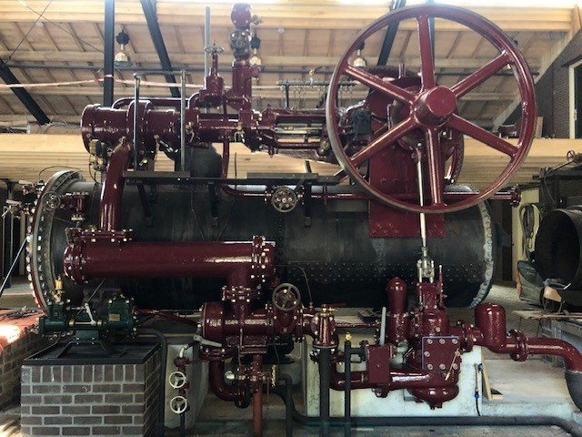 De gerestaureerde stoommachine in de stoomhal van Hoeve Strobol